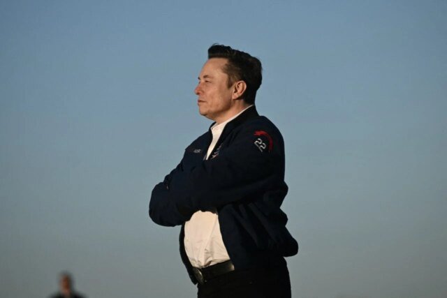 elon-folded-arms-1280x854.jpg