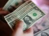 Famílias ricas reduzem exposição ao dólar, revela pesquisa
