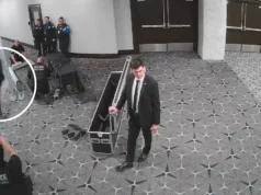 Novas imagens mostram suspeito correndo pela segurança e abrindo fogo no jantar de imprensa na Casa Branca