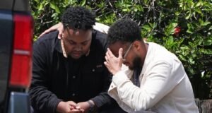 Fotos da cena de um tiroteio mortal em uma mesquita de San Diego