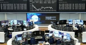 Bolsas europeias fecham estáveis com ganhos em automóveis e produtos químicos compensando a incerteza da guerra no Irã