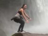 Mulher luta hilariamente para posar para foto perto de uma enorme cachoeira nas Filipinas