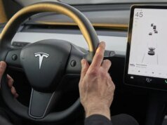 Tesla faz recall de 219 mil carros devido a bug na câmera retrovisor