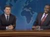Colin Jost e Michael Che trocam piadas do Weekend Update no final da temporada do SNL