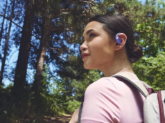 Os novos fones de ouvido abertos da JBL acabaram de receber seu primeiro desconto no Memorial Day
