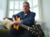 Músico usa IA para fazer novo álbum, pois o Parkinson afeta a capacidade de tocar guitarra