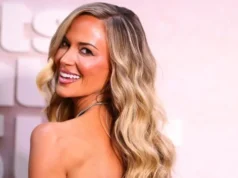 Cara de sorte: Jena Sims usa biquíni para cumprimentar hubs Koepka