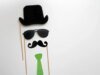 Algumas crianças estão contornando as verificações de idade com bigodes falsos