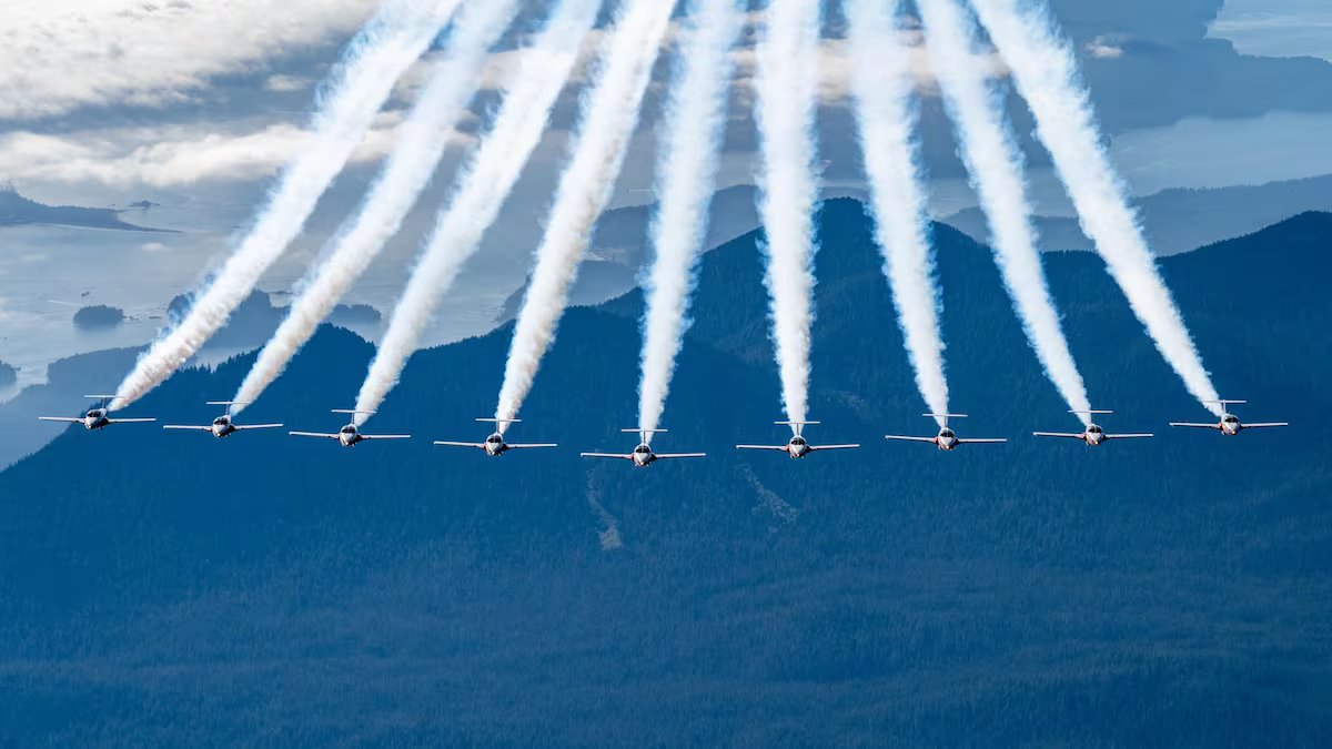Levez les yeux ce soir! Os Snowbirds sobreviveram ao centro da cidade de Montreal antes da festa dos Canadiens