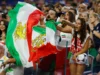 Na abertura da Copa do Mundo do Irã, uma bandeira proibida se tornou um ponto de conflito nos portões do estádio