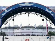 Trump comemora completar 80 anos com um evento de luta na jaula do UFC enquanto grandes questões pairam sobre sua presidência