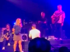 Homem pede casamento no palco diante de 6 mil fãs e é rejeitado na hora