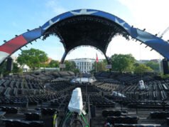 Trump comemora aniversário com evento de luta na jaula do UFC