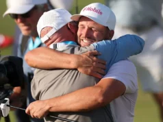 Wyndham Clark vence o US Open de 2026, comemora beijando sua namorada e abraçando seu pai no Dia dos Pais