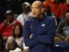 O técnico do Mystics, Sydney Johnson, foi escoltado pela polícia após ser expulso da derrota de Washington para Atlanta