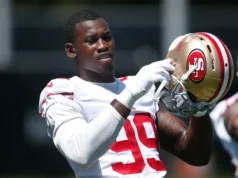 O ex-49ers LB Aldon Smith estava entregando pizzas para uma instituição de caridade para moradores de rua antes de ser descoberto sem resposta