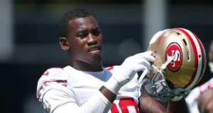 O ex-49ers LB Aldon Smith estava entregando pizzas para uma instituição de caridade para moradores de rua antes de ser descoberto sem resposta