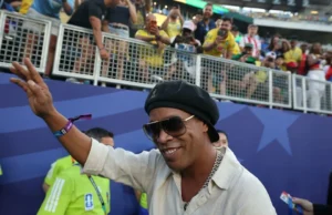 Vídeo: Ronaldinho completa transferência para a Série C e assina a icônica camisa 10 – ‘Ele vai jogar’