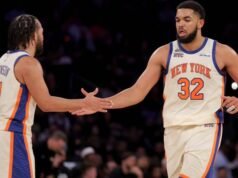 Jalen Brunson verifica os fatos de Karl-Anthony Towns, colega do Knicks, na imprensa das finais da NBA