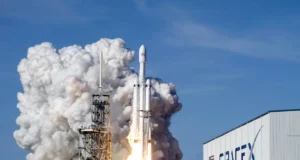 A SpaceX quer que investidores regulares ajudem no lançamento de suas ações. Aqui está o que você deve saber antes de clicar em ‘comprar’