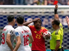 Nathan Ngoy expulso enquanto Bélgica com 10 jogadores é detida pelo Irã