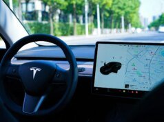 Os motoristas chineses descobriram uma maneira boba de enganar o Tesla Autopilot e isso envolve cabeças de boneca