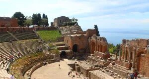 Tiziana Rocca sobre o equilíbrio entre festivais consecutivos Taormina e filmagens na Itália Sardegna: “São festivais muito diferentes, com focos muito diferentes”