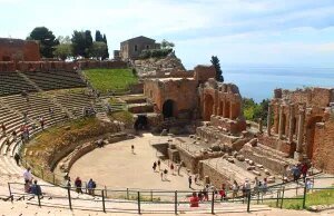Tiziana Rocca sobre o equilíbrio entre festivais consecutivos Taormina e filmagens na Itália Sardegna: “São festivais muito diferentes, com focos muito diferentes”