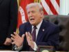 Donald Trump assina ordem executiva de IA que inclui período de revisão voluntária para novos modelos