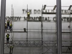 Conforme o prazo passa, Kennedy Center pede mais tempo para remover o nome de Trump da fachada