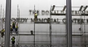 Conforme o prazo passa, Kennedy Center pede mais tempo para remover o nome de Trump da fachada