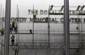 Conforme o prazo passa, Kennedy Center pede mais tempo para remover o nome de Trump da fachada