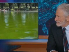 Jon Stewart mergulha na infestação de algas em espelhos d’água: ‘Eles substituíram a água pelo orvalho da montanha?’