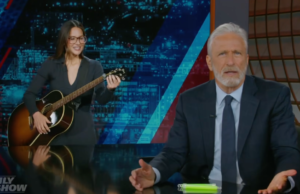 O ‘Daily Show’ de Jon Stewart recebe a visita surpresa de Olivia Munn no envio da semana de despedida de Stephen Colbert: “No One Cares If You Leave”
