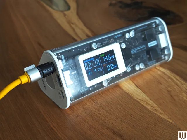 Shargeek-170-Power-Bank-Portable-Charger-Reviewer-Photo-no-border-SOURCE-Simon-Hill.jpg