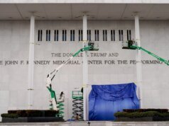 O Kennedy Center apagou o nome de Trump de seu site