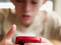 Os smartphones são os culpados pelo declínio das taxas de natalidade, já que estudos destacam o papel do iPhone