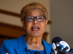 Karen Bass avança para segundo turno para prefeito de Los Angeles