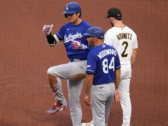 Shohei Ohtani deixa o jogo dos Dodgers contra os Pirates na 7ª entrada com inflamação no joelho esquerdo