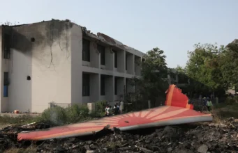 ‘Cheirava como se corpos tivessem sido deixados para apodrecer’: Sobreviventes do desastre da Air India ‘forçados a retornar para limpar o local do acidente’
