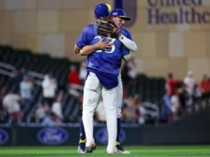 Clemens, Lewis e Lee derrotam Stanek na vitória dos Twins por 9-8 sobre os Cardinals