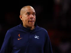 O técnico do Mystics, Sydney Johnson, irrompe com os árbitros, é expulso e precisa ser escoltado para fora da quadra pela polícia