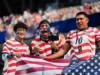 Multidões enlouquecidas com estrelas e listras aparecem para a seleção dos EUA e o momento do futebol em seu país