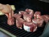 Sua churrasqueira não é o melhor lugar para cozinhar cada pedaço de bife. Aqui está o que os chefs recomendam