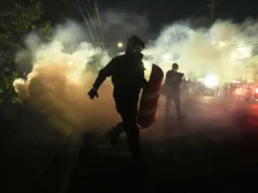 O que saber sobre os protestos e prisões em curso fora de um centro de detenção em Nova Jersey