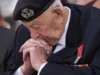Veteranos do Dia D comemoram aniversário com quase 100 nomes britânicos adicionados ao memorial