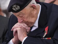 Veteranos do Dia D comemoram aniversário com quase 100 nomes britânicos adicionados ao memorial