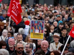 Milhares se reúnem para manifestação anti-racismo em Belfast após desordem