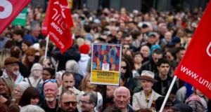 Milhares se reúnem para manifestação anti-racismo em Belfast após desordem