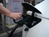 Meta de venda de carros elétricos no Reino Unido deve ser enfraquecida